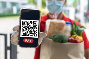 «Черно-белые квадратики»: что надо знать об оплате по QR-коду?